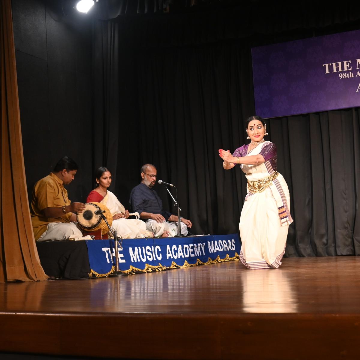 Senior Mohiniyattam dance Neena Prasad 